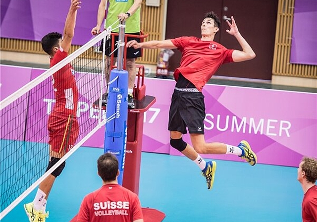 In Taipeh an der Universiade im Einsatz: Der Boniswiler Volleyball-Nationalspieler Yves Roth (in der Mitte beim Smash). Foto: Angelo Brack