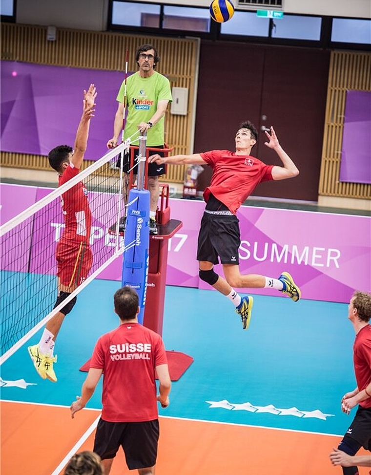 In Taipeh an der Universiade im Einsatz: Der Boniswiler Volleyball-Nationalspieler Yves Roth (in der Mitte beim Smash). Foto: Angelo Brack