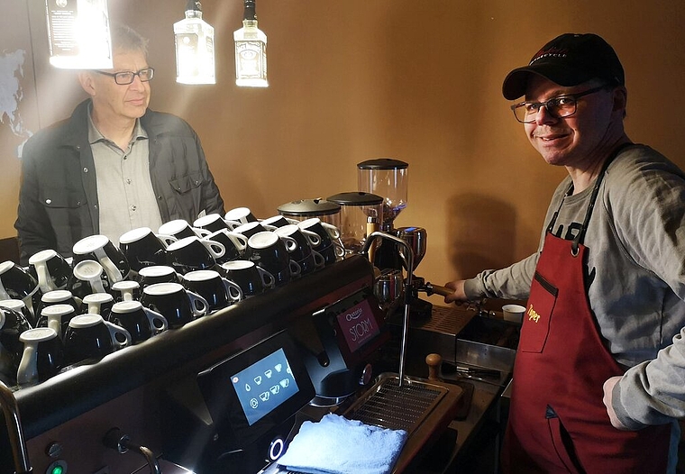 <em>Leidenschaft für Kaffee:</em> Stadtammann Daniel Mosimann schaut im «Don Camillo» bei Marco Briotti vorbei. Foto: Fritz Thut