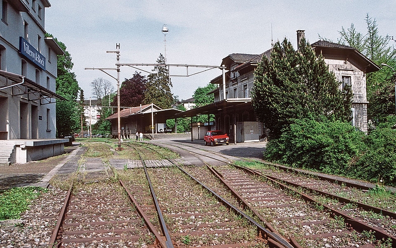 Vergleich früher: Bahnhofsgebäude und Güterschuppen auf der rechten Seite, Laderampe auf der linken Seite 1999.Foto: ETH-Bibliothek Zürich, Bildarchiv Vergleich früher: Bahnhofsgebäude und Güterschuppen auf der rechten Seite, Laderampe auf der linken Seite 1999.Foto: ETH-Bibliothek Zürich, Bildarchiv