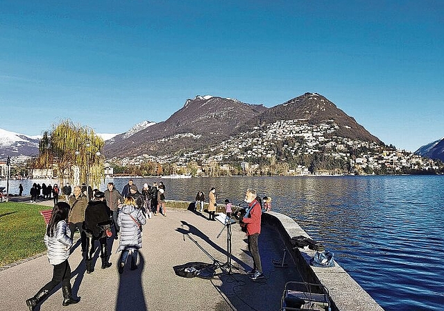 Rückt am Wochenende näher an die Region Lenzburg: Lugano mit seiner Uferpromenade und dem Monte Bre im Hintergrund. Foto: Fritz Thut
