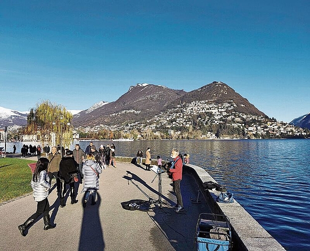 Rückt am Wochenende näher an die Region Lenzburg: Lugano mit seiner Uferpromenade und dem Monte Bre im Hintergrund. Foto: Fritz Thut
