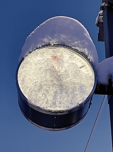 Schnee macht zeitlos: Die Bahnhofsuhr in Hallwil. Foto: Andreas Walker
