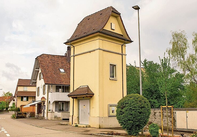 Weder Museum noch Tiny House: Das altehrwürdige Gebäude am Lindenplatz wird dank der guten technischen Einrichtung weiterhin als Trafostation dienen. Foto: Peter Winkelmann