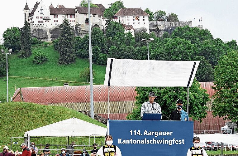 Vom Virus infiziert – vom Schwingervirus: Grossratspräsident Pascal Furer während seiner Ansprache am Festakt vor der Kulisse von Schloss Lenzburg. Foto: Alexander Wagner
