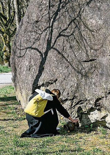 Fündig: Posten beim Findling bei der Schlosszufahrt. Foto: Valentin Hehli
