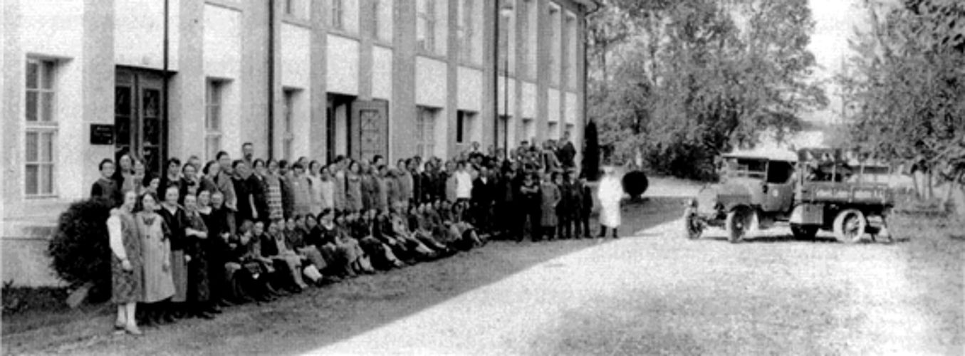 <em>Mehr Lohn:</em> Die Belegschaft der Leinenindustrie AG in Niederlenz. Foto: LNB/Kurt Badertscher