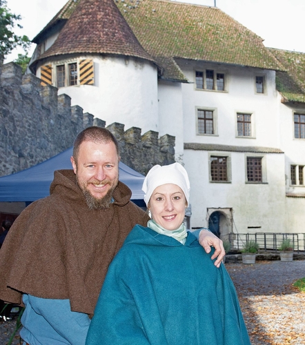 Nadine Gottschalg und Stefan Fankhauser zeigten, wie Stoffe gefärbt wurden.Foto: VSc