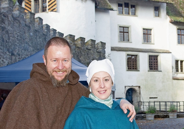 Nadine Gottschalg und Stefan Fankhauser zeigten, wie Stoffe gefärbt wurden.Foto: VSc