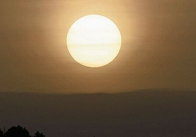 Gelbbraun statt rot: Sonnenuntergang, fotografiert in Dürrenäsch. Foto: Andreas Walker