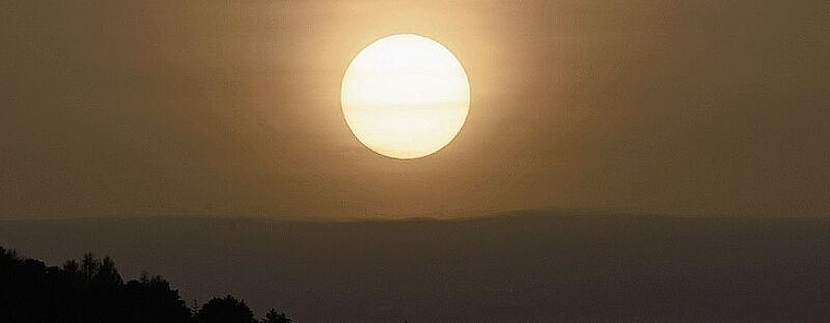 Gelbbraun statt rot: Sonnenuntergang, fotografiert in Dürrenäsch. Foto: Andreas Walker