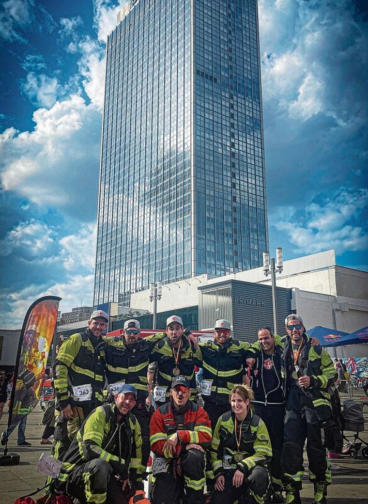 Geschafft: Die Seenger Feuerwehrdelegation vor dem Berliner Park-Inn-Hotel. Foto: zvg