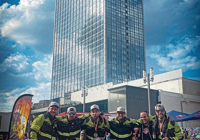 Geschafft: Die Seenger Feuerwehrdelegation vor dem Berliner Park-Inn-Hotel. Foto: zvg