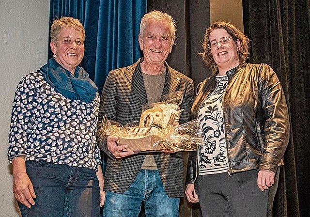 Sechs Jahre Präsident der RTB: Roger Cavegn wurde mit einem kleinen Präsent von Jeanine Glarner (rechts) und Brigitte Becker-Steimen verabschiedet. Foto: Peter Winkelmann
