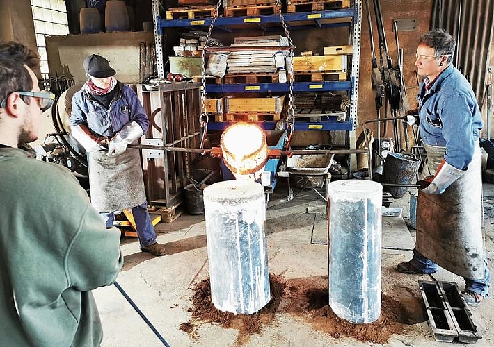 Abbild des Wasserschlosses: Die Gusstechnologen Karen Baltensweiler und Philipp Rüfenacht giessen mit 1100 Grad heisser Bronze eines von 32 Teilen des Hallwyl-Modells. Foto: Fritz Thut
