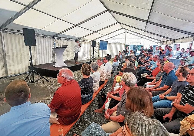 Grosses Interesse: Zahlreiche Besucher am Infoanlass zum Brestenberg der Stiftung für Kunst, Kultur und Geschichte.Foto: Fritz Thut