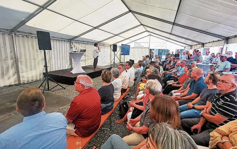 Grosses Interesse: Zahlreiche Besucher am Infoanlass zum Brestenberg der Stiftung für Kunst, Kultur und Geschichte.Foto: Fritz Thut