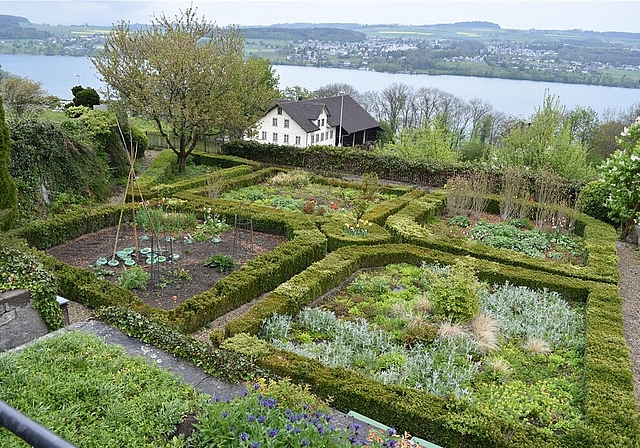 In Viertel unterteilt: Der Pfarrgarten Birrwil mit Blick auf den See. Foto: Larissa Hunziker