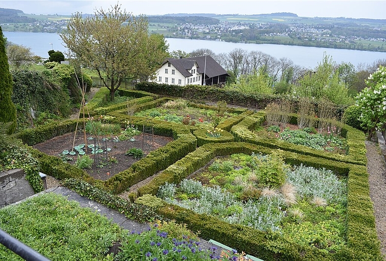 In Viertel unterteilt: Der Pfarrgarten Birrwil mit Blick auf den See. Foto: Larissa Hunziker