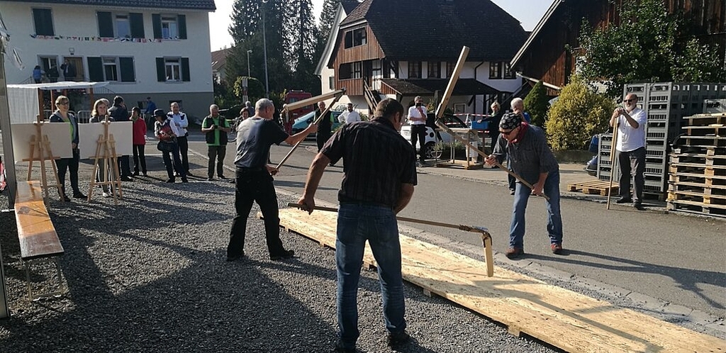 Zeigen sich nur selten ausserhalb des Dorfes: Die Hallwiler Silvesterdrescher an der Kulturwerkstatt Seetal.Foto: tf
