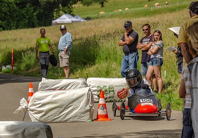 <em>Traumwetter und Zuschauer</em>: Diese Bedingungen motivierten die rund 60 jungen Seifenkistenfahrerinnen und -fahrer zu perfekten Fahrleistungen. Fotos. Peter Winkelmann