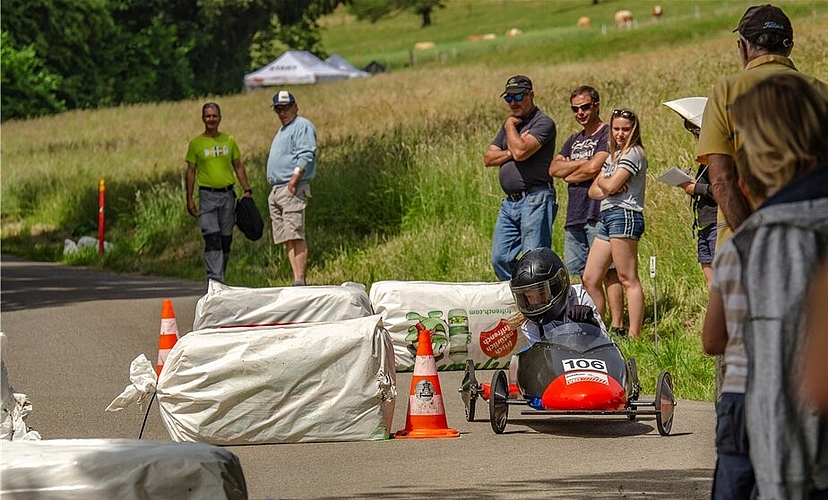 <em>Traumwetter und Zuschauer</em>: Diese Bedingungen motivierten die rund 60 jungen Seifenkistenfahrerinnen und -fahrer zu perfekten Fahrleistungen. Fotos. Peter Winkelmann

