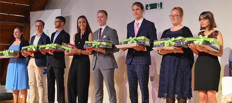 <em>Im Rang M-Profil und BM2:</em> Sarah Woodtli (Note 5,5, Bertschi AG, Dürrenäsch), Bryan Koch (Note 5,4, BM2, Bettwil), Lionel Marclay (Note 5,3, BM2, Untersiggenthal), Julia Zehnder (Note 5,3, BM2, Suhr), Dominic Rode (Note 5,3, BM2, Fahrwangen