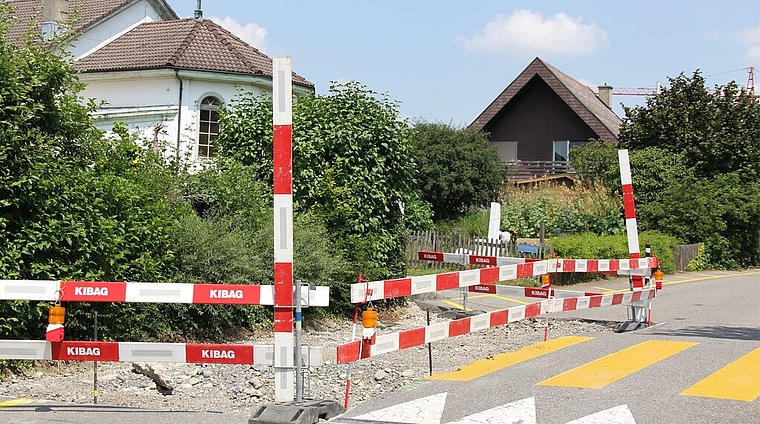 <em>Othmarsingerstrasse:</em> Die Schwellen werden entfernt und durch Fahrbahneinengungen ersetzt. Foto: Alfred Gassmann