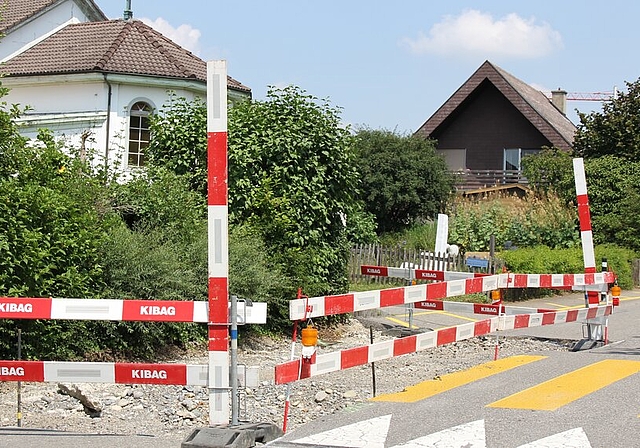 <em>Othmarsingerstrasse:</em> Die Schwellen werden entfernt und durch Fahrbahneinengungen ersetzt. Foto: Alfred Gassmann