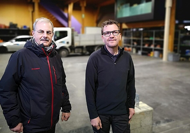 <em>Neue Heimat gefunden:</em> Leiter Frank Haemmerli und Projektleiter Marcel Zurbuchen von den Forstdiensten Lenzia in der Einstellhalle im temporären Werkhof im ehemaligen Zeughausareal. Fotos: Fritz Thut