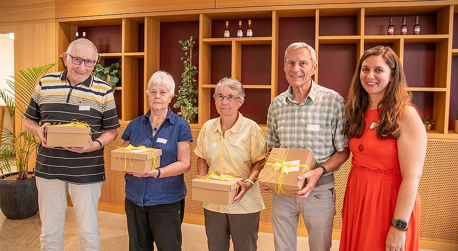 Langjährige Einsätze: Kurt Schütz (Niederlenz), Vreni Gamba (Lenzburg), Maja Wehren (Meiringen) und Robert Hofer (Seengen) wurden für ihre Treue von Laura Di Maio geehrt (von links). Foto: Peter Winkelmann Langjährige Einsätze: Kurt Schütz (Niederlenz), Vreni Gamba (Lenzburg), Maja Wehren (Meiringen) und Robert Hofer (Seengen) wurden für ihre Treue von Laura Di Maio geehrt (von links). Foto: Peter Winkelmann