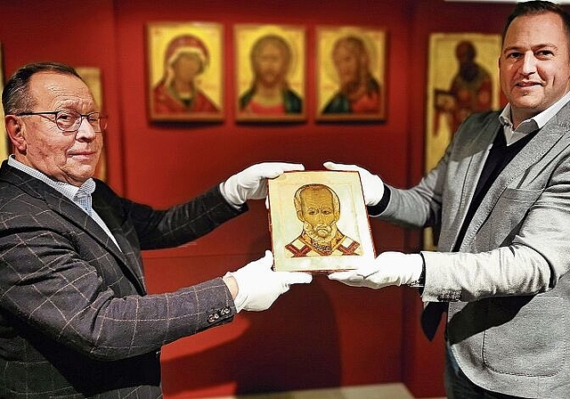 «Besonderes Ereignis für uns»: Stiftungsratspräsident Urs F. Meier übergibt Marc Philip Seidel, dem Leiter des Museums Burghalde, die bislang fehlende Ikone des Heiligen Nikolaus. Foto: Fritz Thut