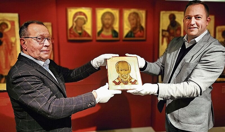 «Besonderes Ereignis für uns»: Stiftungsratspräsident Urs F. Meier übergibt Marc Philip Seidel, dem Leiter des Museums Burghalde, die bislang fehlende Ikone des Heiligen Nikolaus. Foto: Fritz Thut