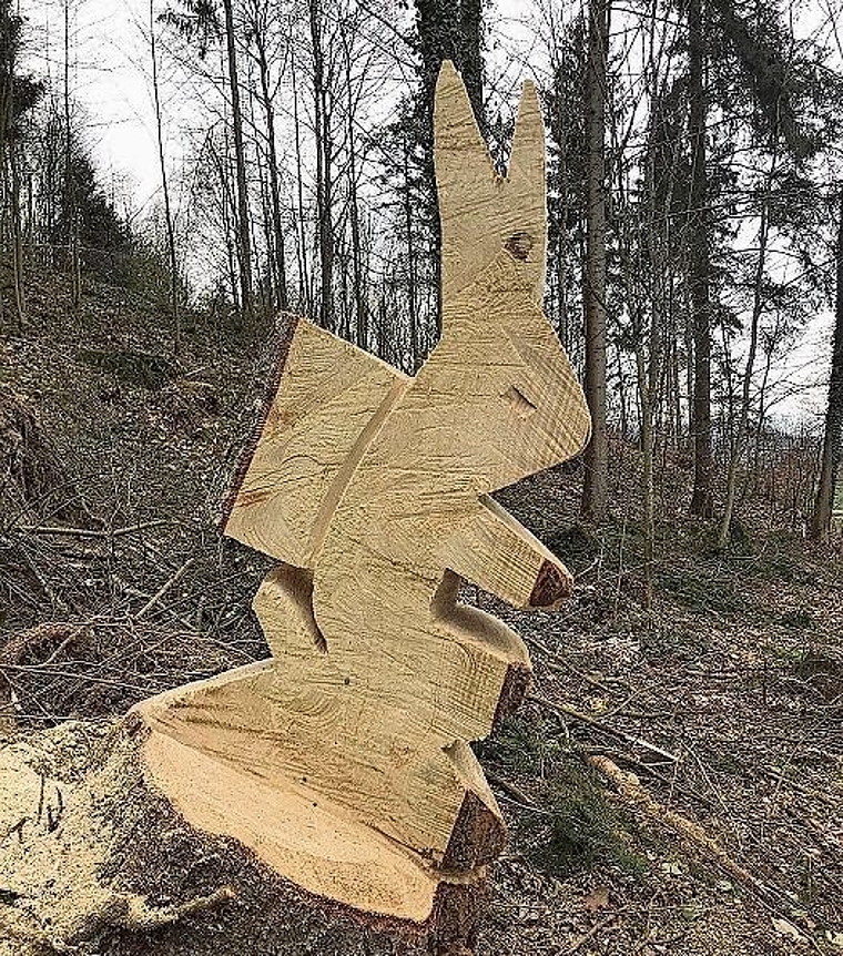 Von unbekannt kreiert: Osterhase mit Hutte im Gebiet Bann. Foto: Manuela Page