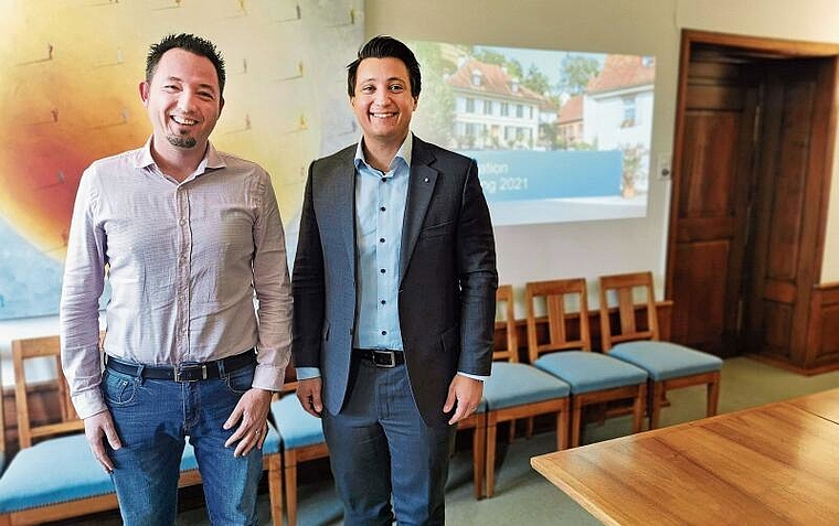 Können sich über das gute Ergebnis der Jahresrechnung der Stadt Lenzburg freuen: Marc Lindenmann, Leiter Finanzen, und Vizeammann Andreas Schmid. Foto: Fritz Thut