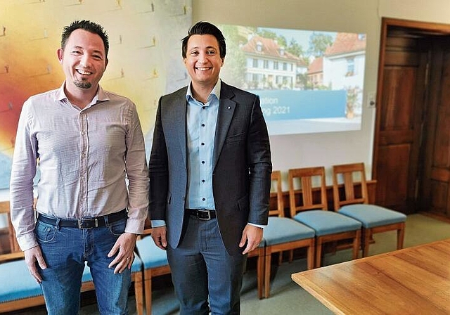 Können sich über das gute Ergebnis der Jahresrechnung der Stadt Lenzburg freuen: Marc Lindenmann, Leiter Finanzen, und Vizeammann Andreas Schmid. Foto: Fritz Thut