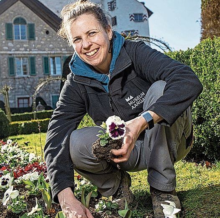 Gärtnerin auf Schloss Wildegg: Melissa ­Gögele. Foto: MA/Pascal Meier