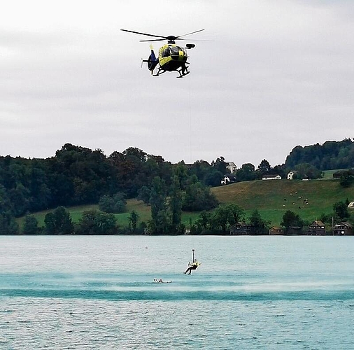 Rettung aus der Luft: Per Helikopter wurde eine Person geortet und geborgen. Foto: Fritz Thut