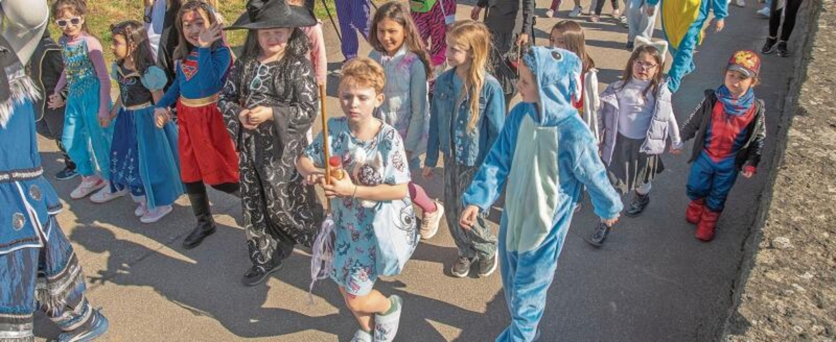 Farbig: Die Kinder zogen bun kostümiert durchs Dorf.Foto: Peter Winkelmann