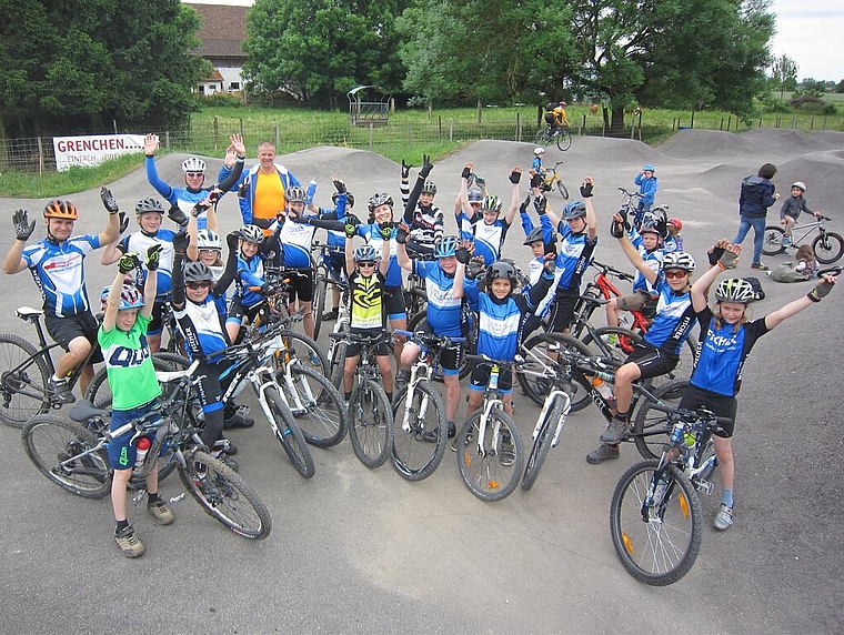 Die Jugend als grosser Trumpf: Aktuell fahren rund 40 Mädchen und Jungen in den schönen blauen Trikots des Seetaler Velo- und Bike-Teams. Foto: zvg