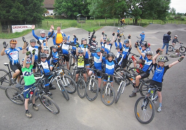 Die Jugend als grosser Trumpf: Aktuell fahren rund 40 Mädchen und Jungen in den schönen blauen Trikots des Seetaler Velo- und Bike-Teams. Foto: zvg