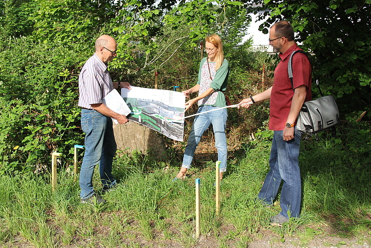 Sind vom Projekt überzeugt: Die Gemeinderäte Martin Stücheli (Lenzburg) und Denise Berger (Staufen) sowie Christian Brenner (Abteilung Tiefbau und Verkehr, Lenzburg) am Ort des neuen Stegs. Foto: Alfred Gassmann