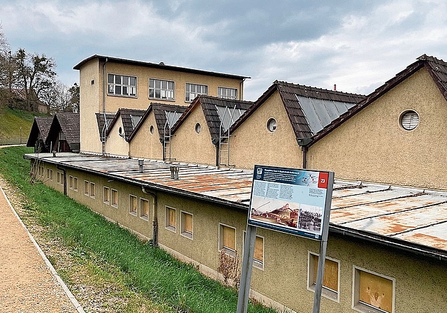 Alte Sheddachhallen am Kanal mit der Tafel Industriekultur am Aabach.Foto: zvg