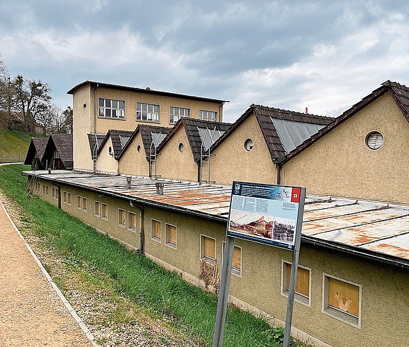 Alte Sheddachhallen am Kanal mit der Tafel Industriekultur am Aabach.Foto: zvg
