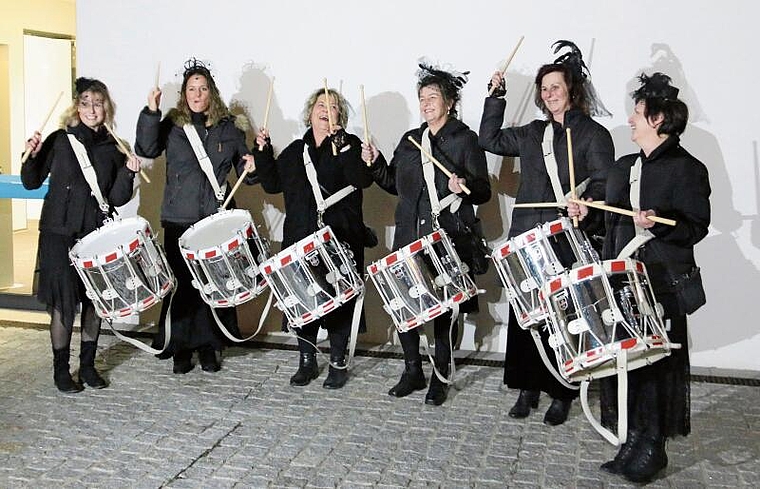 Übernahme der Regentschaft: Mit dem Eintrommeln der Tambourinnen beginnt die dreitätige «Weiberherrschaft». Foto: Romi Schmid