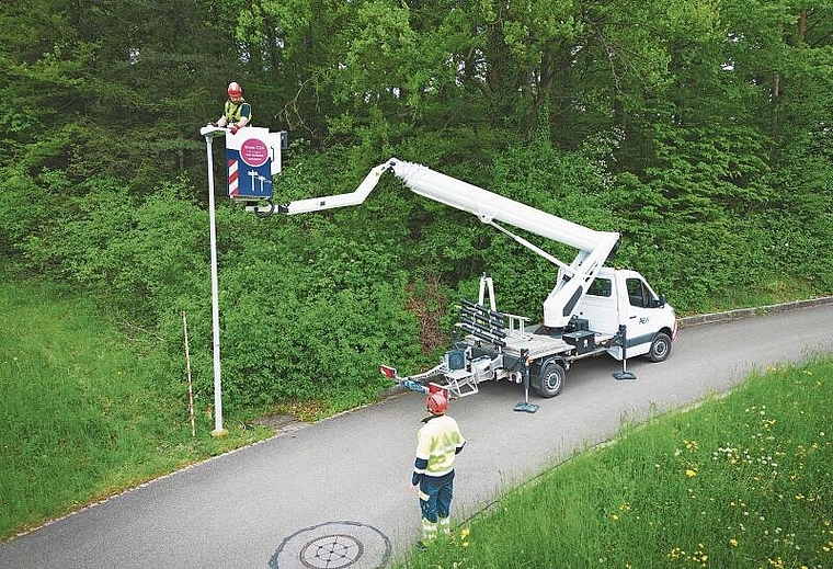 Umrüstung: Die LED-Leuchten werden auf die bestehenden Kandelaber montiert.Foto: zvg