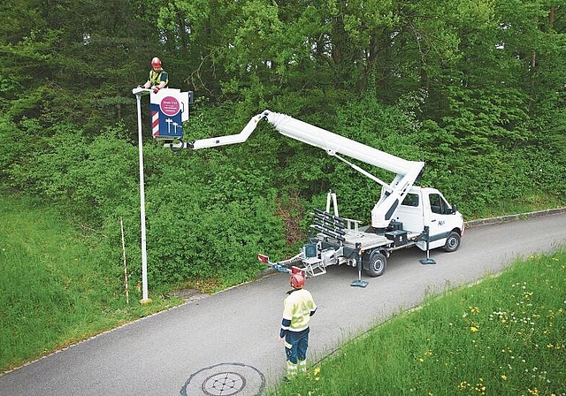 Umrüstung: Die LED-Leuchten werden auf die bestehenden Kandelaber montiert.Foto: zvg