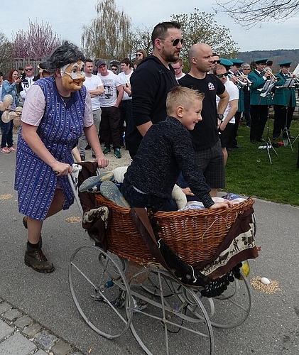Lustig: Fahrt im Scheesewage.