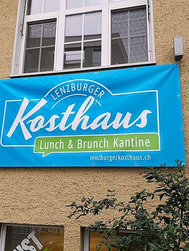 <em>Neuer Name: </em>Plakat mit Schriftzug «Lenzburger Kosthaus» an der Fassade.