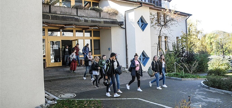 <em>Schüler werden gestaffelt auf die neuen Standorte verteilt:</em> Die Bezirksschule Fahrwangen wird laut Beschluss des Regierungsrates per 2022 aufgehoben. Foto: Toni Widmer